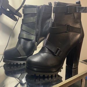 Black combat boots w chunky heel